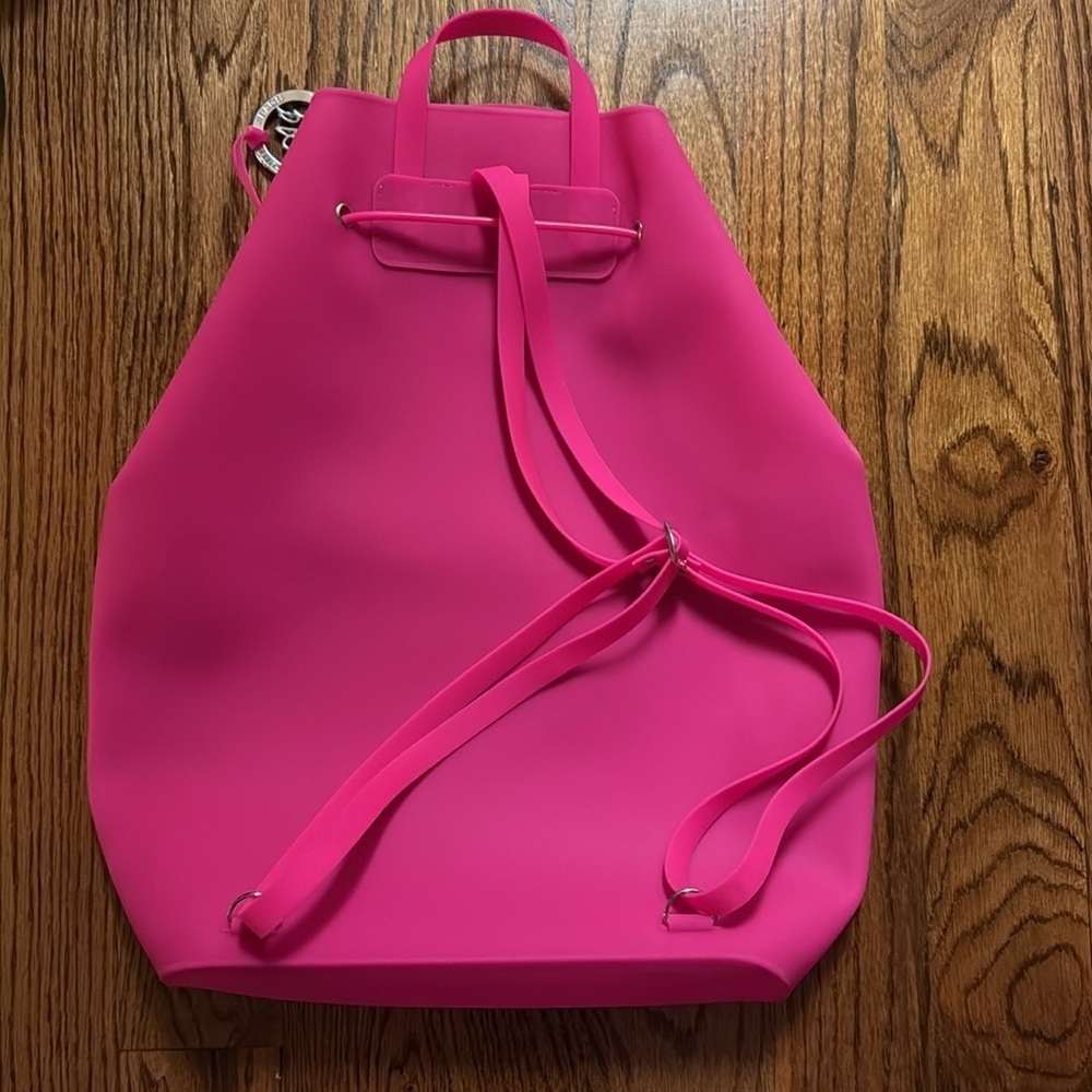 American Jewel Yummy Gummy Silicone Bucket Backpack fuschia pink New - Picture 6 of 7